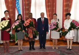 Abdulaziz Komilov ayol elchilarni bayram bilan tabrikladi фото