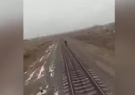 Nukusda yoʻlovchi poyezdi oʻsmirni bosib ketgani aks etgan video tarqaldi (video+18) фото