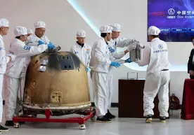 Олимлар Ойнинг орқа томонидан олинган тупроқ намуналарини ўрганди фото