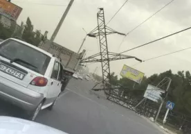 Toshkentda kuchli shamol natijasida elektr uzatish ustuni qulab tushdi (video) фото