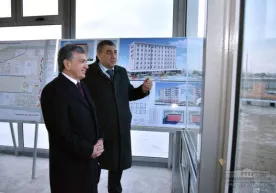 Prezident Sergeli tumanidagi yangi ko‘p qavatli uylar qurilishi bilan tanishdi фото