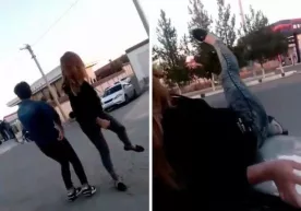 Kattaqo‘rg‘onda qizlar avval raqsga tushib, so‘ng harakatdagi mashina kapoti o‘ctida tomosha ko‘rsatdi (video) фото