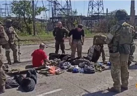 “Азовсталдаги” украиналик жангарилар таслим бўлишда давом этмоқда (видео) фото