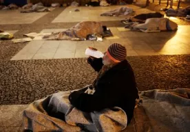 6 yoshli qizcha kun davomida uysizlarga oziq-ovqat va pul tarqatdi фото