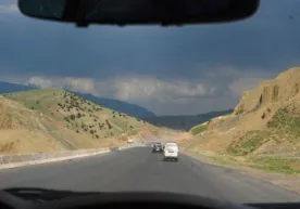 Йўл бўйидаги маданиятсизлик фото