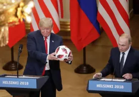 «Тўп энди АҚШ томонда». Путин Трампга копток совға қилди фото