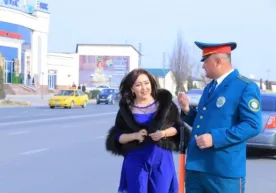 Bayram kayfiyati: Inspektorlar xotin-qizlarga gul sovgʻa qilmoqda (foto) фото