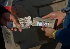 Toshkentda valyutachilar dollarni 8450 so‘mdan sotayotganda qo‘lga olindi фото