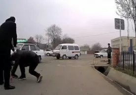 Гулистон шаҳрида ҳайдовчилар йўл талашиб муштлашиб кетишди (видео) фото