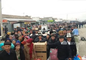 Yuzlab fuqarolar O‘zbekistonga kirish uchun “Do‘stlik” postida soatlab navbatda turibdi - qirg‘iz OAV фото