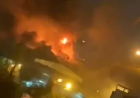 Эронда намойишчилар Ҳумайнийнинг уйини ёқиб юборишди фото