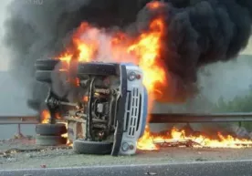 “ZIL-130” va “Isuzu” to‘qnashuvi natijasida shaxsi noma’lum erkak yonib ketdi фото