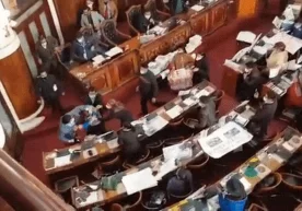 Boliviya parlamenti deputatlari o‘rtasida ommaviy janjal yuzaga keldi (video) фото