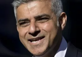 Tramp London meri bilan dahanaki jangga kirishdi фото