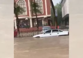 Тошкентда кучли жала туфайли машиналар сув остида қолди (видео) фото