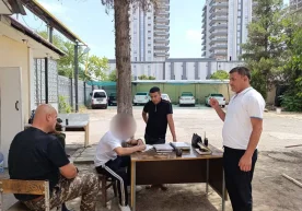 Заранг дарахтига шикаст етказган экскаватор ҳайдовчиси 28 млн сўм тўлайди фото