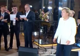 Ангела Меркел Грузияда яхши кўрган қўшиғини айтиб берди (видео) фото
