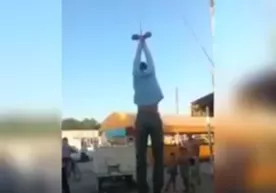 «Samosud». Qoraqalpog‘istonda o‘g‘rilikda gumon qilingan yigit qo‘lidan osib qo‘yildi (video) фото