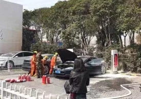 Хитойда Tesla машиналари қувватланиш вақтида ёниб кетди фото