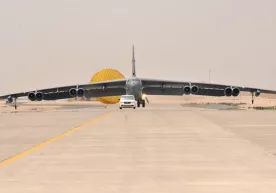 АҚШда B-52 бомбардимончи самолётининг двигатели узилиб тушди фото