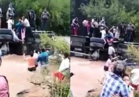 Peruda sayyohlarni olib ketayotgan avtobus daryoga qulab tushdi фото
