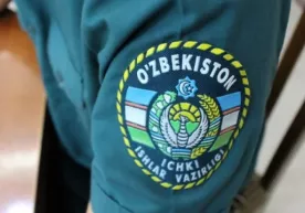 ИИБ ходимини уриб, тепиб, ҳақоратлаган шахс қамоқ жазосига ҳукм қилинди фото