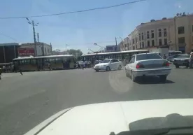 Samarqandda ikkita tramvay orasiga Lacetti tiqilib qoldi (foto) фото