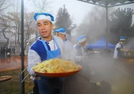 Наманганда Янги йил байрами куни 4 тонна палов тарқатилди (фото) фото