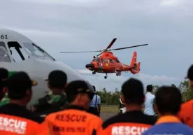 AirAsia самолёти қулаган жойда лайнернинг қуйруғи топилди фото