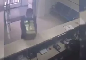 Хитойда номаълум шахс полицияга 500 та ҳимоя ниқоби ташлаб кетди (видео) фото