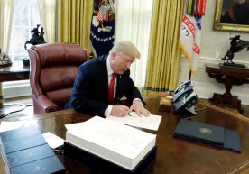 Трамп солиқ ислоҳоти ҳақидаги қонун лойиҳасини имзолади фото