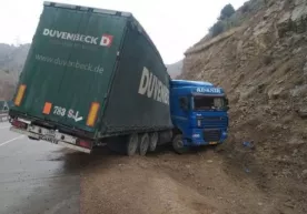 Qamchiq dovonida yuk mashinasi yo‘ldan chiqib ketdi фото