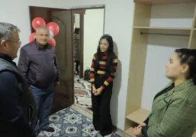 Ота ўз оиласи хонадонига яшаш учун киритилди фото