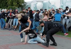 Belarusda namoyishchilar va politsiyachilar o‘rtasida to‘qnashuvlar bo‘lmoqda (video) фото