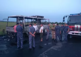 Самарқандда автобус ёниб кетди. Йўловчилар уни тарк этишга улгурган фото