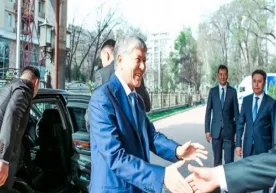 Қирғизистон собиқ раҳбари амалдаги президентга нисбатан расман мухолифатга ўтганини айтди фото