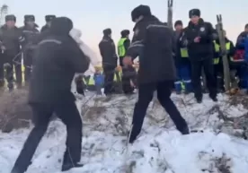 Қозоғистонда полициячи самолёт қулаган жойдан қутқариб олган болакай ҳақида маълумот берилди (видео) фото