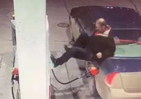 Jahldor haydovchi benzokolonka bilan «jang» qildi (video) фото