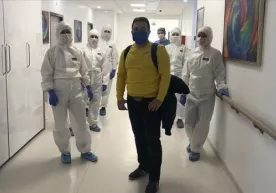 Туркияда коронавирусдан тузалган бемор шифокорлар билан пингвин рақсини ижро этди (видео) фото