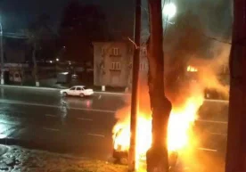 Тошкентда Damas автомобили тўлиқ ёниб кетди (видео) фото
