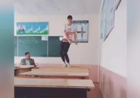 Тошкентда ўқувчи парта устига чиқиб рақсга тушди (видео) фото