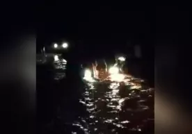 Талабалар селда оқиб келаётган автомашинадаги одамлар ҳаётини сақлаб қолишди (видео) фото