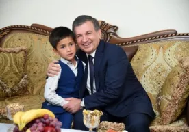 Шавкат Мирзиёев Бўз туманидаги хонадонлардан бирида меҳмон бўлди фото