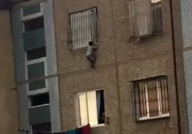 Toshkentda yosh bola 4-qavatda osilib qoldi va... tushib ketdi (video) фото