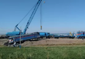 Жиззахда тепловоз юк машинасини уриб юбориб, темир йўл изидан чиқиб кетди фото