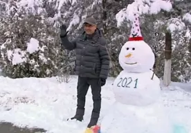 Turkmaniston prezidenti Gurbanguli Berdimuhamedov nabirasi bilan qorbola yasadi (video) фото