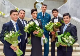«Туркистон» санъат саройида бир гуруҳ йигит-қизларга «Ўзбекистон белгиси» кўкрак нишонини топшириш маросими бўлиб ўтди фото