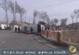 Bekobodda «Isuzu» avtobusi ag‘darilib ketdi (foto) фото