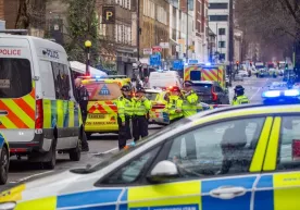 Londondagi ko‘chada erkak 9 kishiga kislota sepib, qochib ketdi фото