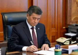 Жээнбеков собиқ президентларни дахлсизликдан маҳрум қилиш ҳақидаги қонунни имзолади фото